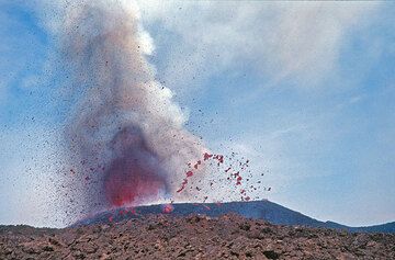 The 2001 cono del Lago at Etna in its formation (Photo: Tom Pfeiffer)
