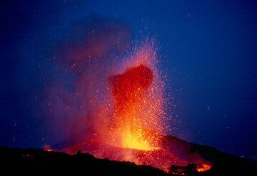 Eine helle Explosion am Abend. (Photo: Tom Pfeiffer)