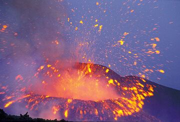 Bolla di lava in esplosione sul cratere Cono del Lago dell'Etna, nata nel 2001. (Photo: Tom Pfeiffer)