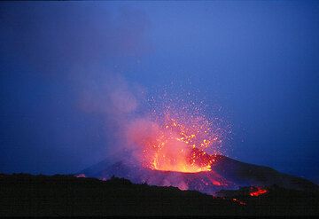 Exploding lava bubble in the blue. (Photo: Tom Pfeiffer)