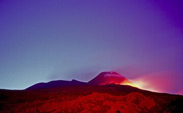 Die Bocchen auf 2900 m Höhe vor dem Südostkrater. Das rote Licht kommt von den ausbrechenden Hornitos hinter mir. (Photo: Tom Pfeiffer)