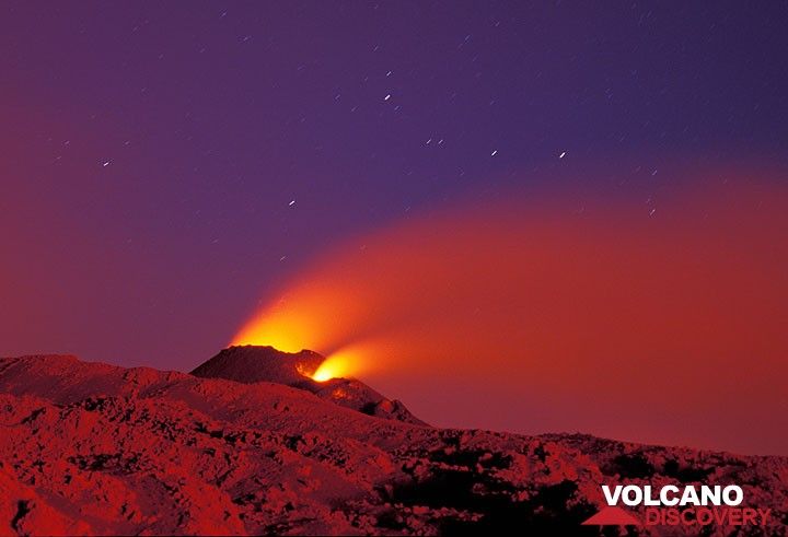 25 de julio. Se ha construido un pequeño cono, de unos 10 metros de altura, sobre el área de ventilación de 2700. Luz roja desde el respiradero de 2500 m detrás. (Photo: Tom Pfeiffer)