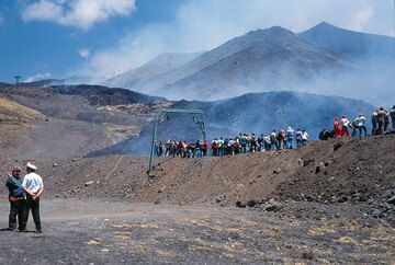 27 juillet. Le barrage tiendra-t-il et contiendra-t-il la coulée de lave de l’autre côté ? Les spectateurs, pour la plupart des journalistes, regardent la coulée de lave envahir La Sapienza. (Photo: Tom Pfeiffer)