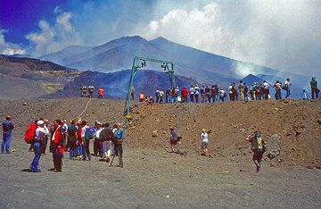 Spectators on the dam. (Photo: Tom Pfeiffer)