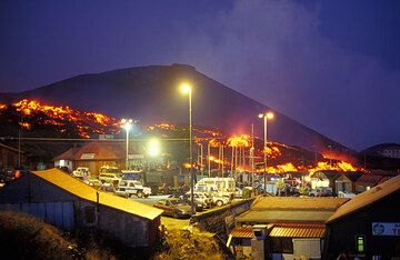 The lava flow at La Spaienza at night. Fortunately, the main buildings are spared (this time). (Photo: Tom Pfeiffer)