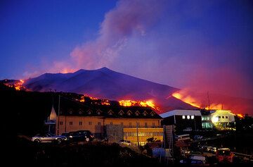 A violent flank eruption occured on Etna volcano in July 2001. (Photo: Tom Pfeiffer)