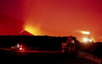 Las topadoras continúan trabajando durante la noche, construyendo nuevas presas y elevando las existentes. (Photo: Tom Pfeiffer)