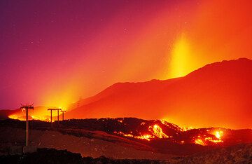 La colada de lava destruyó el teleférico (erupción del Etna en julio de 2011). (Photo: Tom Pfeiffer)