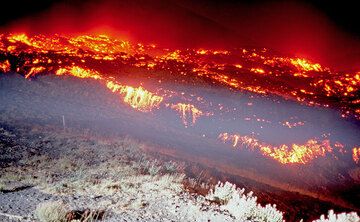 The lava flow and a blinding floodlight. (Photo: Tom Pfeiffer)