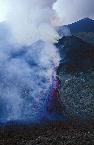 El respiradero a 2100 m de altura y el flujo de lava que llegó a 4 km del pueblo de Nicolosi. (c)