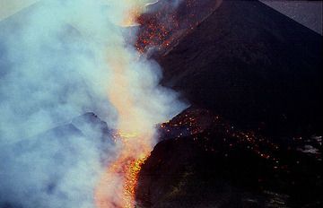 Salpicaduras y emisión de un flujo de lava desde el respiradero a 2100 m de altura, donde se ha construido una hilera de pequeños conos de ceniza alrededor de la fisura eruptiva. (Photo: Tom Pfeiffer)