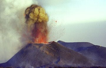 Loud, detonating explosion from the new cone.  (Photo: Tom Pfeiffer)