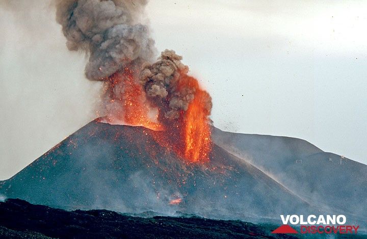 Powerful eruption from both vents on the cone. (Photo: Tom Pfeiffer)