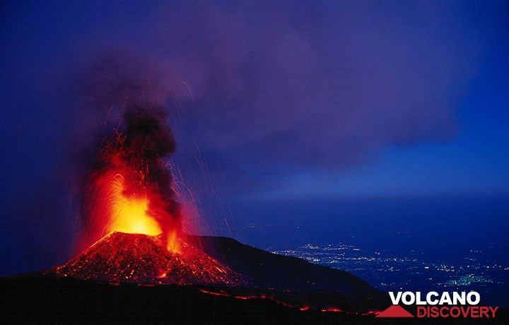 The erupting crater at 2500 m elevation, the light ash plume drifting towards Catania in the background. (Photo: Tom Pfeiffer)