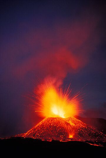 Explosions from the 2500 m crater shower the whole cone with glowing bombs. (c)