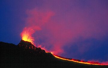 Erupting hornito and a small lava flow. (Photo: Tom Pfeiffer)