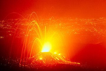 Heftige strombolianische Tätigkeit setzt an den Boccen auf 2700 m Höhe ein. Lichter von Catania im Hintergrund. (c)