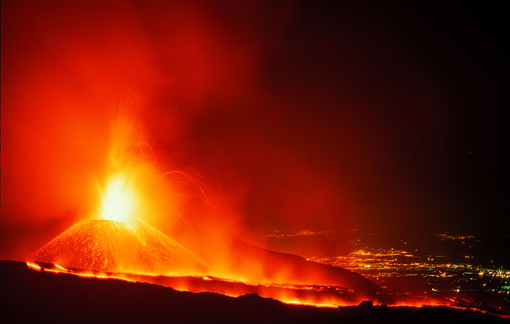 Взгляд обратно в один из самых зрелищных извержений на Этна в последние десятилетия. (Photo: Tom Pfeiffer)