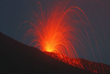 Éruption strombolienne de l'évent de 2900 m près du cratère sud-est de l'Etna (éruption de flanc de juillet 2001). (Photo: Tom Pfeiffer)