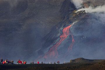 Etna - vulcano aperto: Catanese visit the lava flow on All Saints day (1 Nov 2006) (Photo: Tom Pfeiffer)