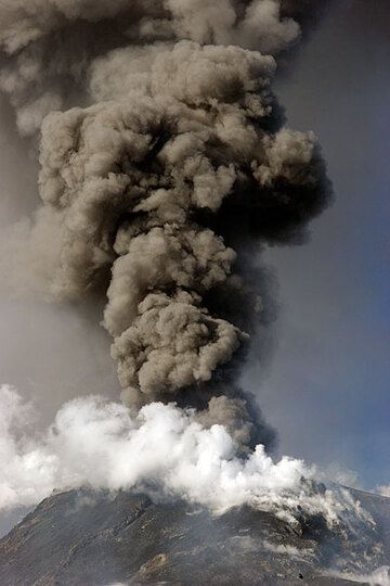 Increasing ash emissions from SE crater prior to the onset of strombolian activity. (Photo: Tom Pfeiffer)