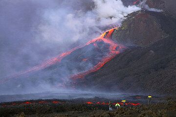 Am 6. November fließt neue Lava aus dem 3050 m hohen Schlot. (Photo: Tom Pfeiffer)
