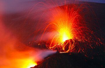 Le 6 novembre, un autre évent s'est ouvert sur le système de fracture à l'ouest du cratère SE, juste au-dessus de l'évent de 3 050 m. Son activité était caractérisée par d'intenses éclaboussures et une activité explosive projetant des bombes à 200 m de hauteur. (Photo: Tom Pfeiffer)