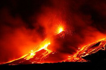 Lava flows from the lower vents. (Photo: Tom Pfeiffer)