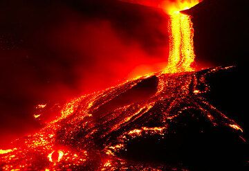 Lava flow from the saddle vent. (Photo: Tom Pfeiffer)