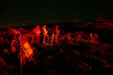 Spectators illuminated by the glow of the lava. (Photo: Tom Pfeiffer)