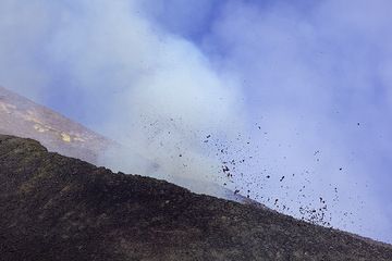 At around 11 am, weak strombolian activity can be seen and heard from 2 vents inside the pit crater. This is the foreplay of the eruption to come. (Photo: Tom Pfeiffer)