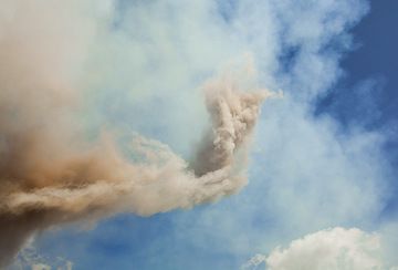 The ash cloud from Bocca Buova high above us is torn into a strange shape. (Photo: Tom Pfeiffer)