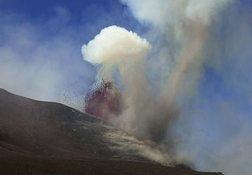 Exploding large lava bubbles indicate rising magma column in the vent. (Photo: Tom Pfeiffer)