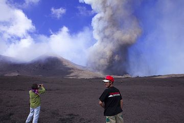 The area of Torre del Filosofo is no longer safe and we move 500 m westwards, where we can stay for about 15 minutes, before we have to move on further to be outside the range of large bombs. (Photo: Tom Pfeiffer)