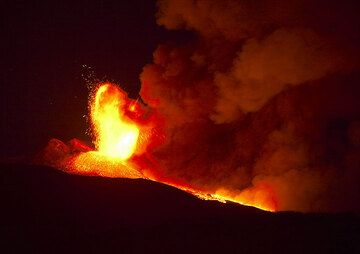 Als wir am Tatort ankommen, beginnen die Lavafontänen stark anzusteigen, erreichen eine Höhe von 3-500 m und speisen den vorrückenden Lavastrom. Die dichte Aschesäule wird nach Osten geweht. (Photo: Tom Pfeiffer)