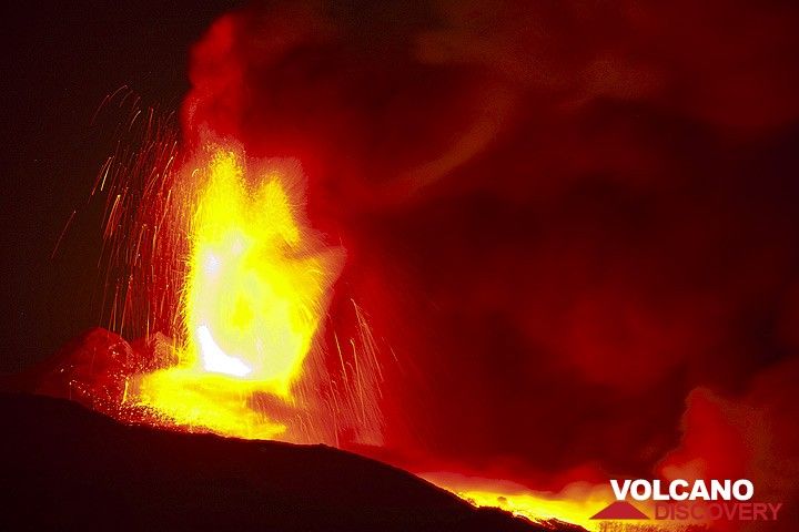 600 m tall lava fountain (Photo: Tom Pfeiffer)