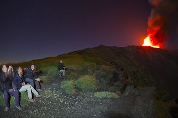 Our July group on this trip has been very lucky. first Stromboli, then Etna. We spend a fantastic night up here on Etna... (Photo: Tom Pfeiffer)