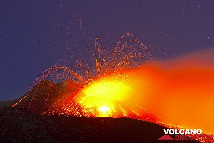 Exploding magma bubble (Photo: Tom Pfeiffer)