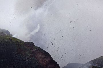 Soon, we can see lava bombs from strombolian activity inside the New SE crater. (Photo: Tom Pfeiffer)