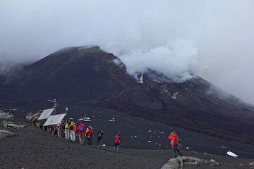 Etna Bergführer Andrea Ercolani mit seiner Gruppe kommt auf die Szene, als ein Lavastrom tritt aus dem Spalt. (Photo: Tom Pfeiffer)