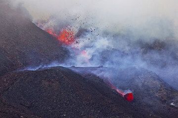 Eine große Lava-Kugel trennt die vorrückenden Lavastrom. (Photo: Tom Pfeiffer)