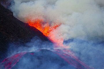 During the Stromboli to Etna tour, Tom and his small group were lucky to be able to watch the 16th paroxysm of the New SE crater of Etna volcano from close range. Despite the bad weather, witnessing the eruption with its incredible sounds is an experience one never forgets. (Photo: Tom Pfeiffer)