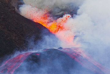 The last moments the eruption is visible, before clouds and a hail storm set in... (Photo: Tom Pfeiffer)