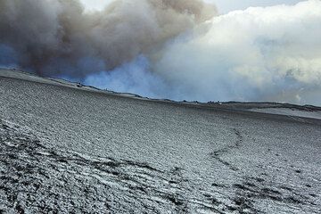 La gente ha camminato fino al bordo della Valle del Bove, per vedere la colata lavica. Nuvole, cenere e gas disegnano forme drammatiche nel cielo sopra la Valle del Bove. (Photo: Tom Pfeiffer)