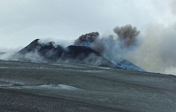 In the meanwhile, the crater becomes visible again. The eruption has almost ended, only a weak ash plume is emitted and the lava flow continues to be fed from the lower fissure. (Photo: Tom Pfeiffer)