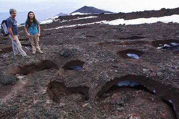 Отложения, оставленные пирокластическим потоком, образовавшимся во время пароксизма нового юго-восточного кратера вулкана Этна 4 марта 2012 (Photo: Tom Pfeiffer)