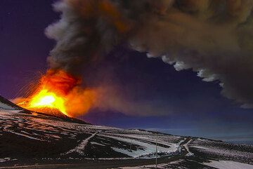 The plume drifts to the east where ash fall occurs. (Photo: Tom Pfeiffer)