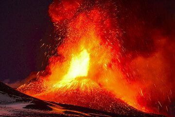 Le 16e paroxysme du cratère Nouveau SE de l'Etna s'est produit dans la nuit du 16 au 17 novembre 2013. Sa phase maximale avec de fortes fontaines de lave pulsées s'est déroulée entre minuit et 5 heures du matin. Après avoir pris un avion arrivé à Catane à 23h00, Tom s'est dépêché de gravir la montagne et a eu la chance de pouvoir assister de près à la phase principale de l'éruption. Pour les vidéos, cliquez ici . (Photo: Tom Pfeiffer)