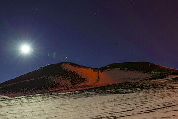 Reflektiertes Leuchten im Schnee an der Ostflanke der Kegel von 2002. (Photo: Tom Pfeiffer)