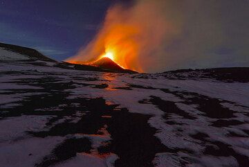 Erupting New SE crater at dawn. (Photo: Tom Pfeiffer)